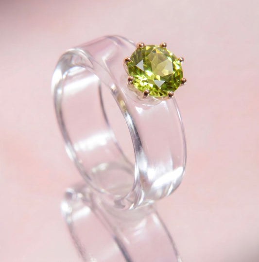Anillo CG de peridoto y resina transparente