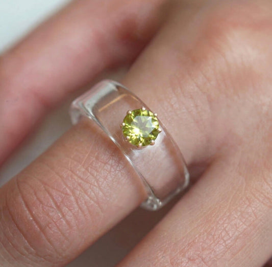Anillo CG de peridoto y resina transparente, puesto en la mano