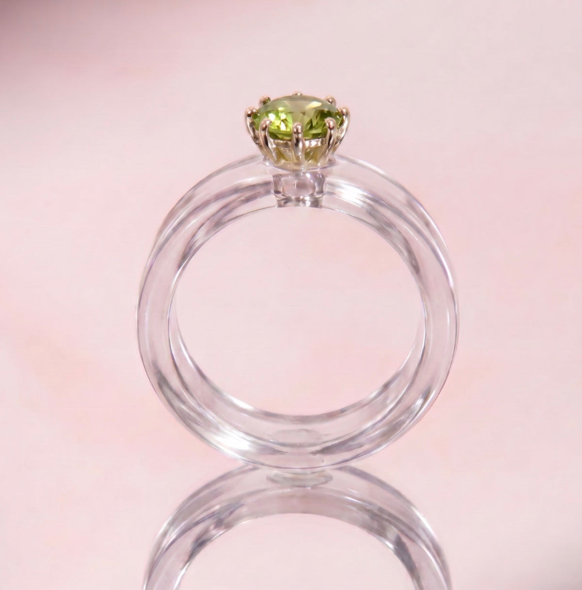 Anillo CG de peridoto y resina transparente, de frente