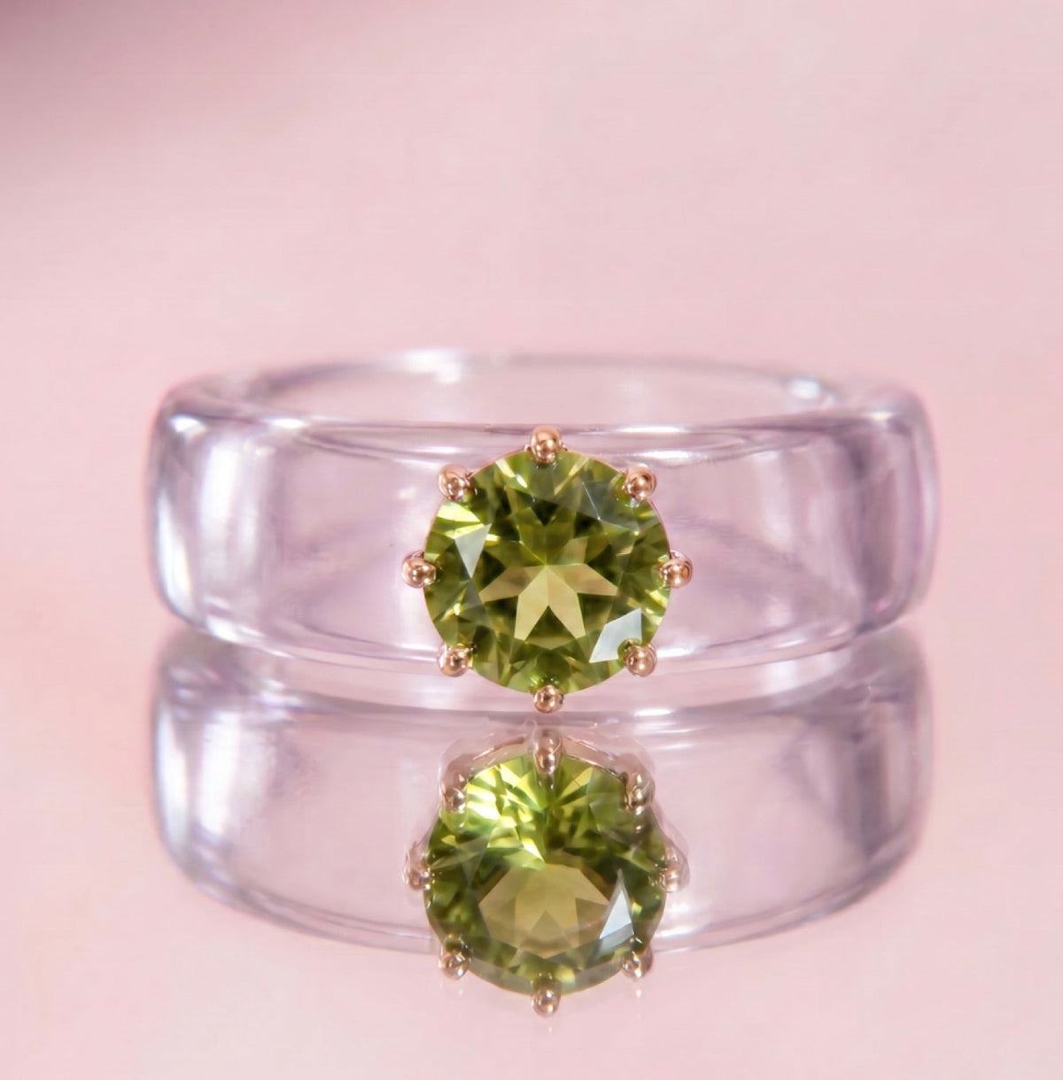 Anillo CG de peridoto y resina transparente, toma vertical