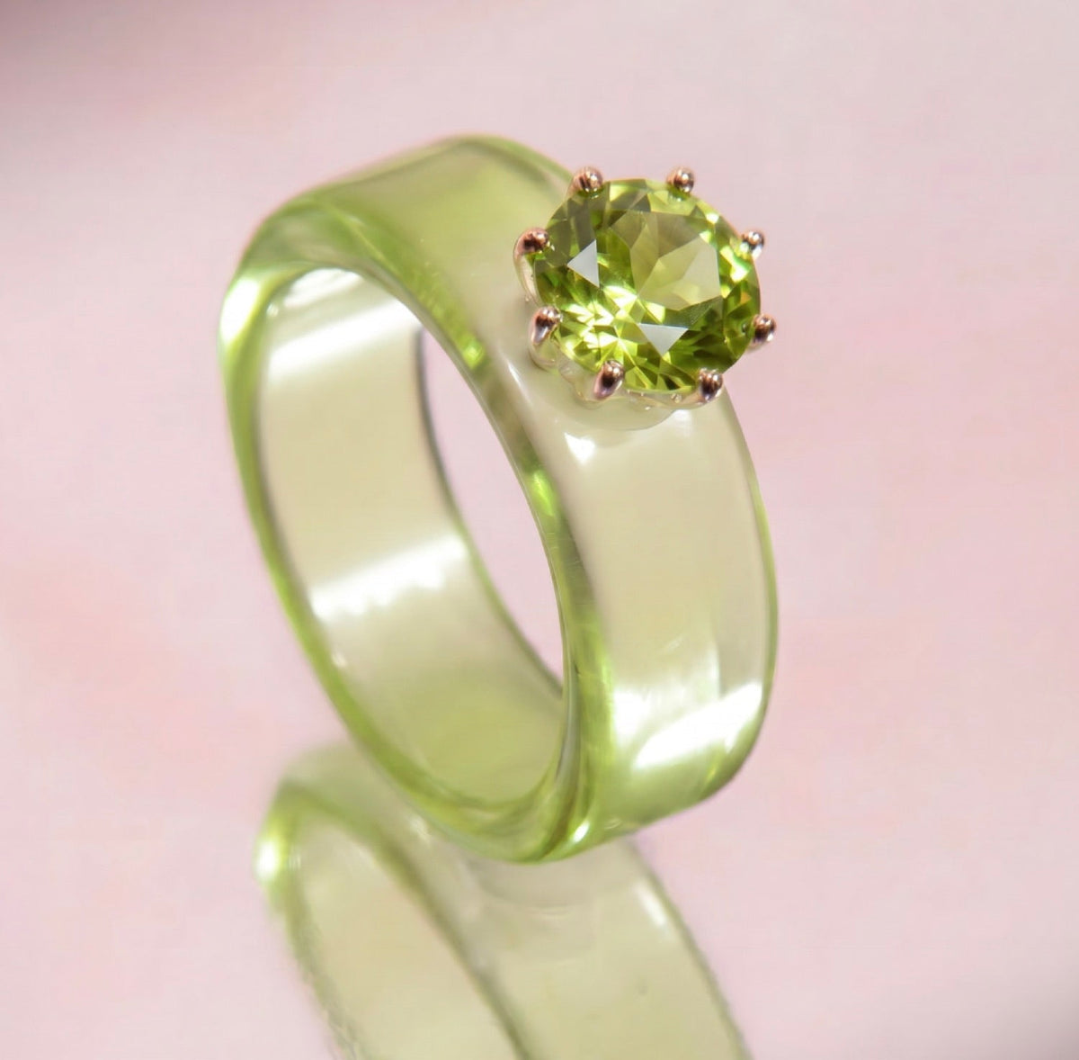Anillo CG de peridoto y resina verde