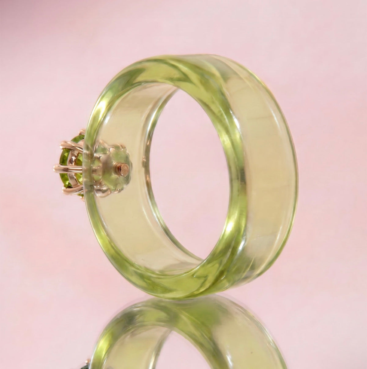 Anillo CG de peridoto y resina verde, de frente