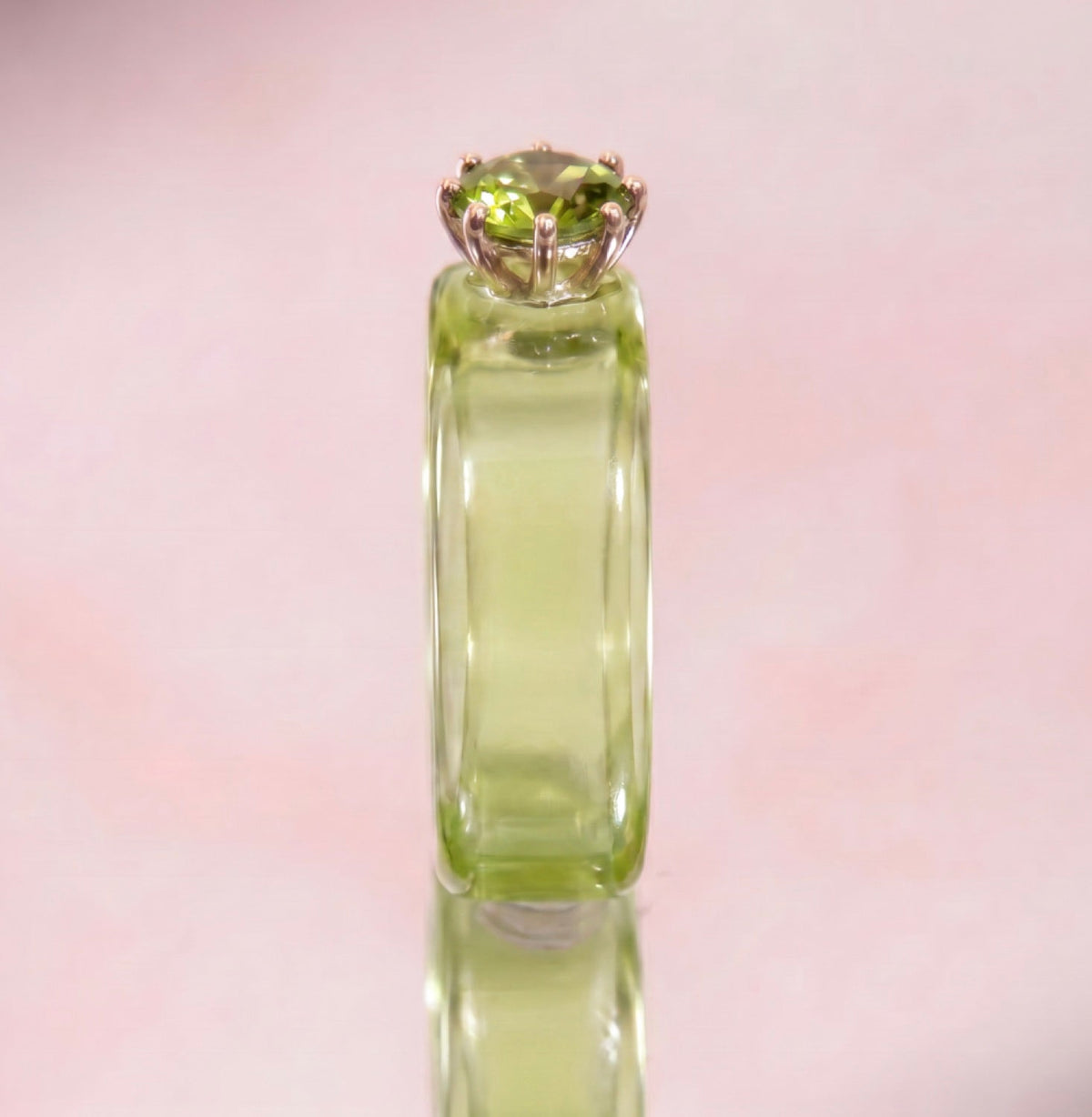 Anillo CG de peridoto y resina verde, vista trasera
