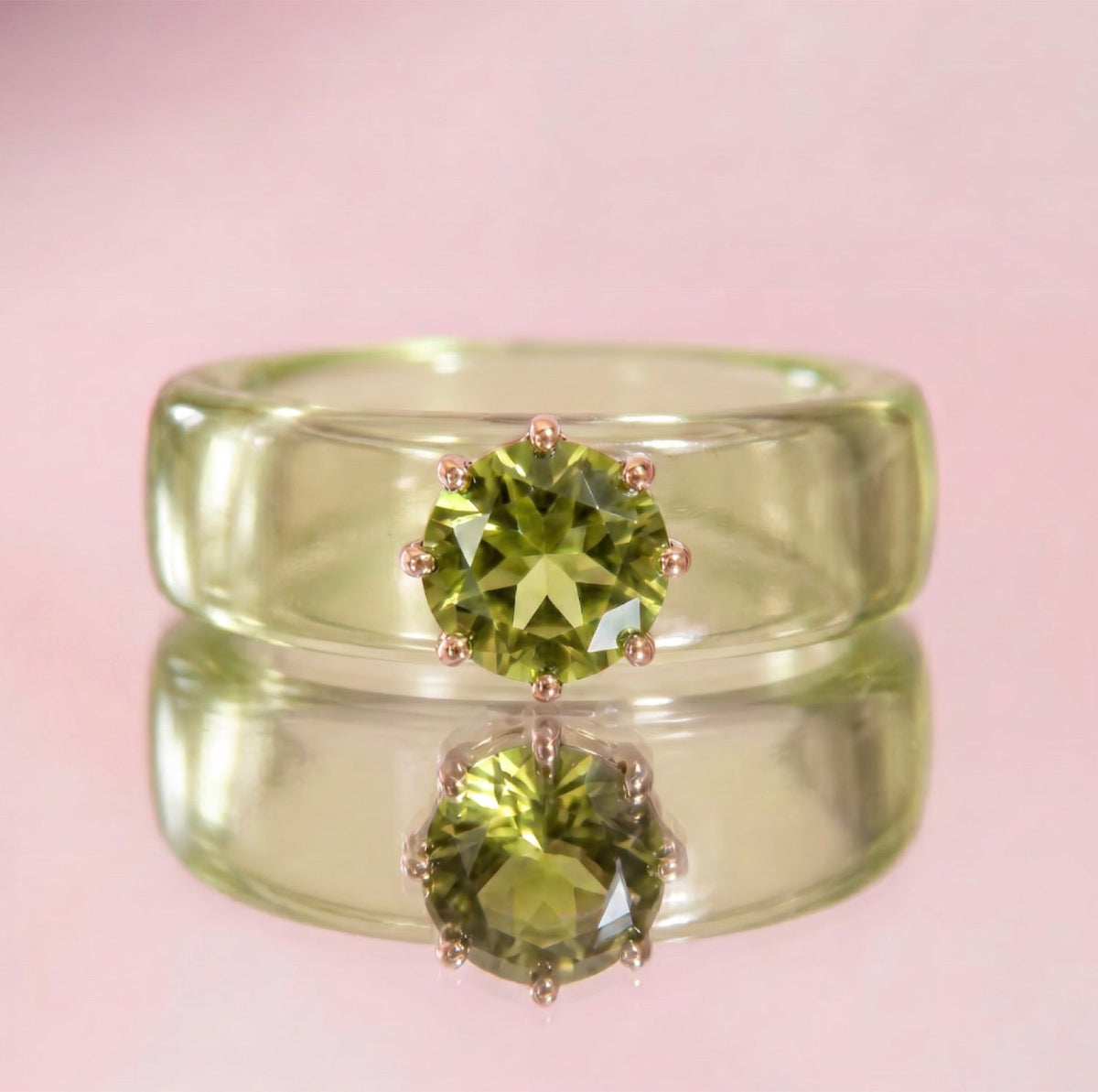 Anillo CG de peridoto y resina verde, toma vertical