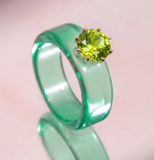 Anillo CG de peridoto y resina menta