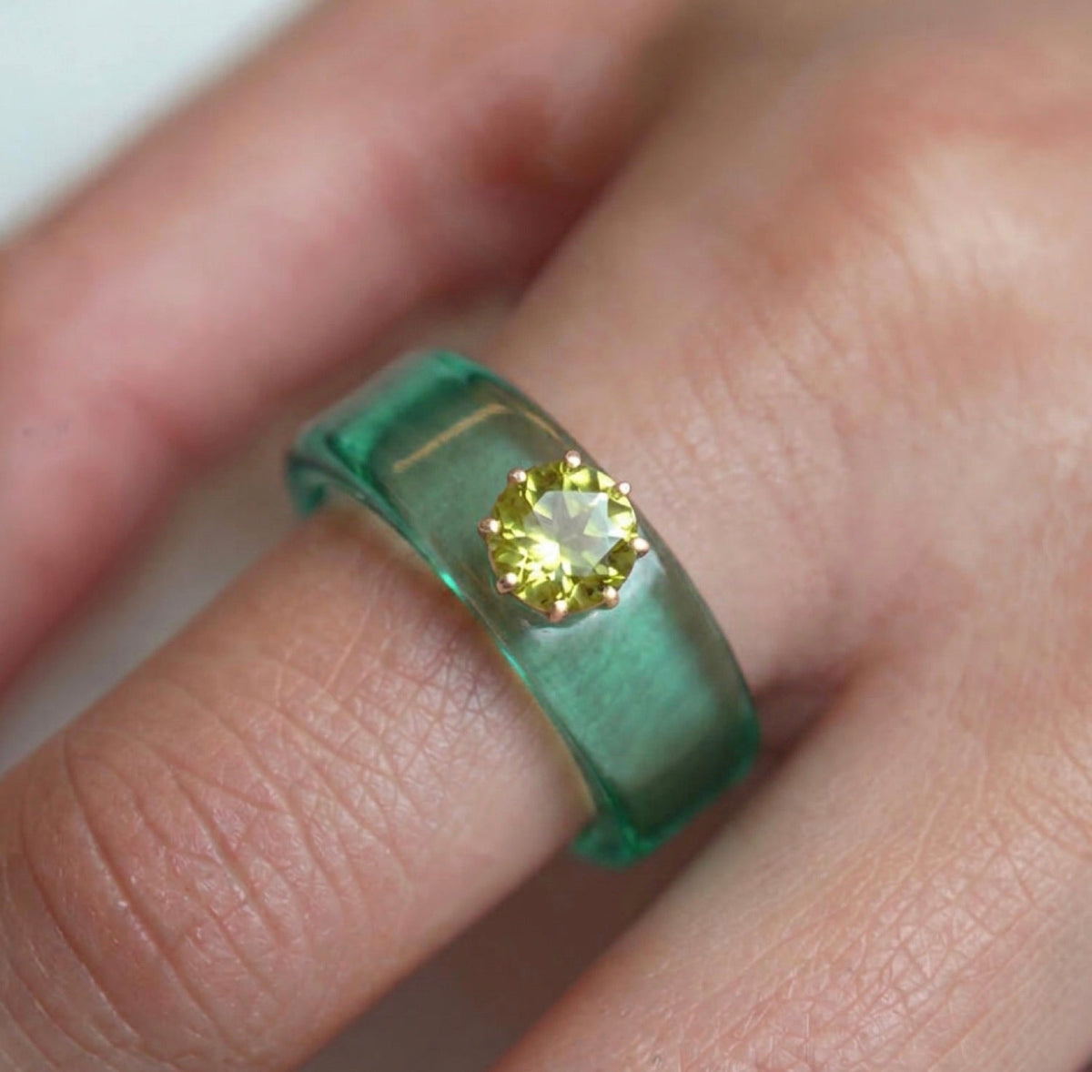 Anillo CG de peridoto y resina menta, puesto en la mano