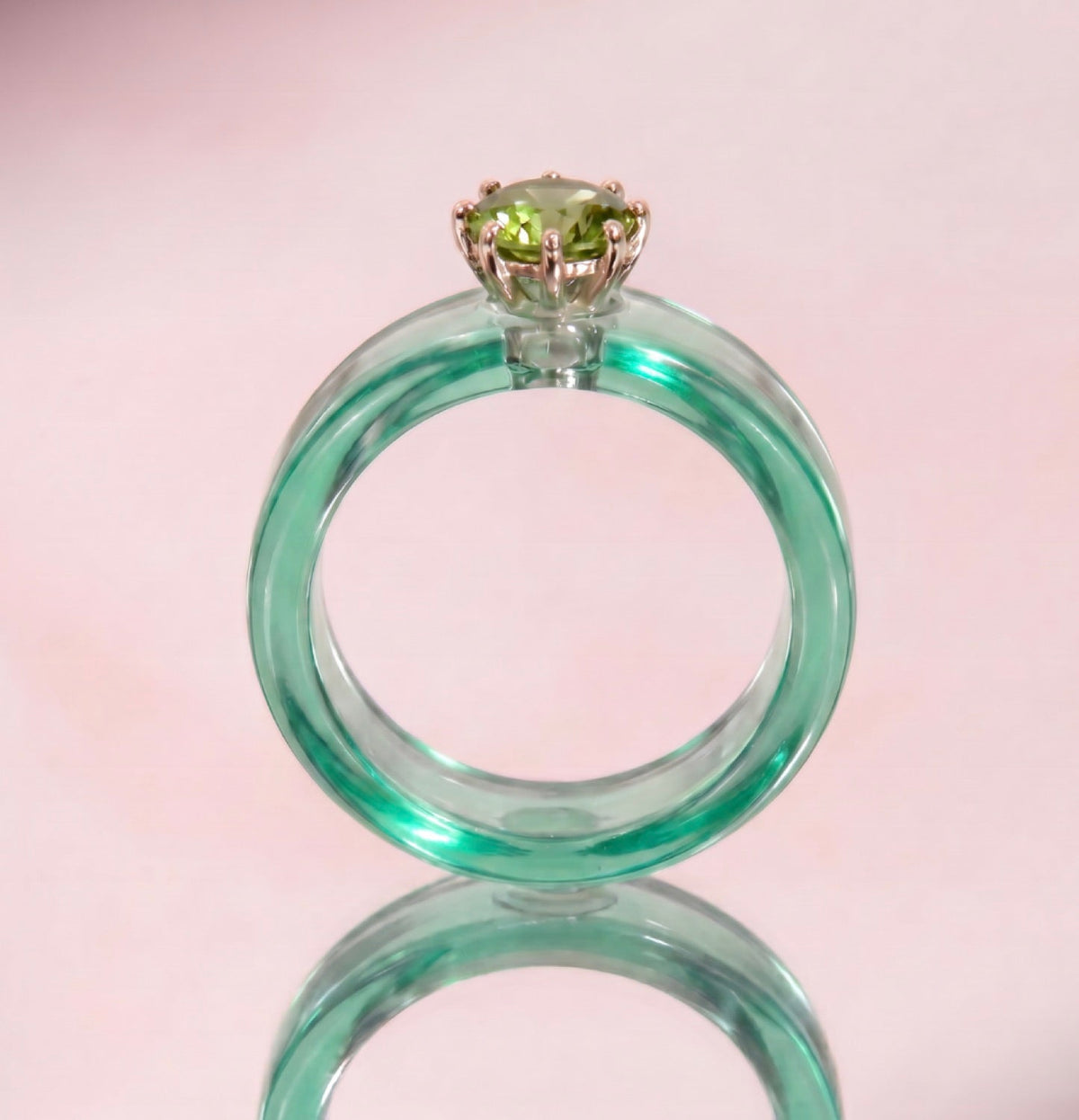 Anillo CG de peridoto y resina menta, de frente