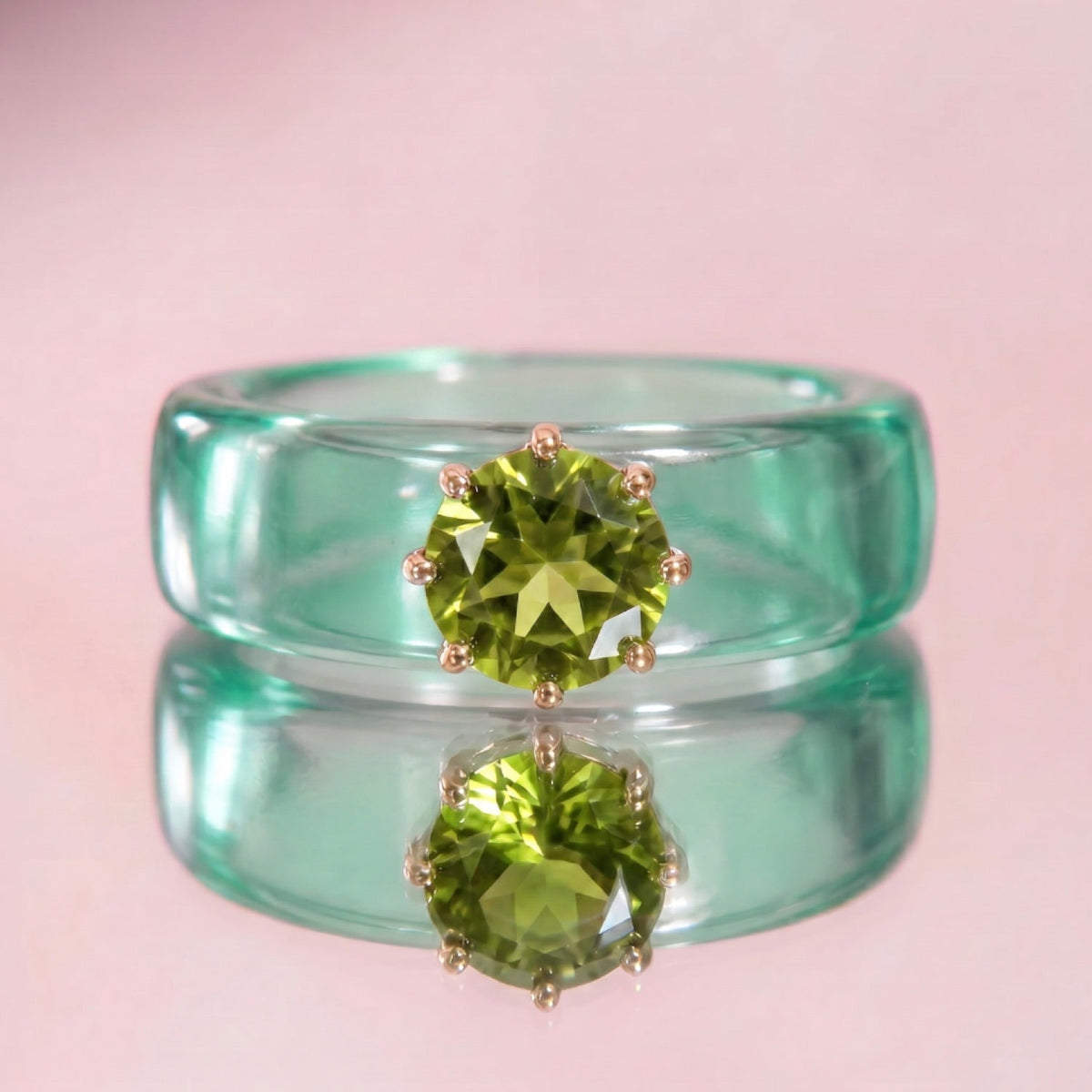Anillo CG de peridoto y resina menta, vista trasera