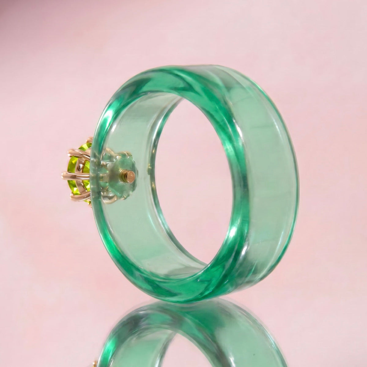 Anillo CG de peridoto y resina menta, toma vertical