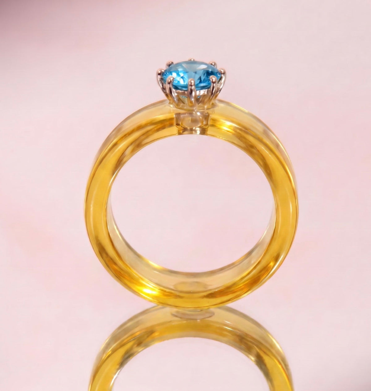 Anillo CG de topacio Swiss Blue y resina amarilla, de frente