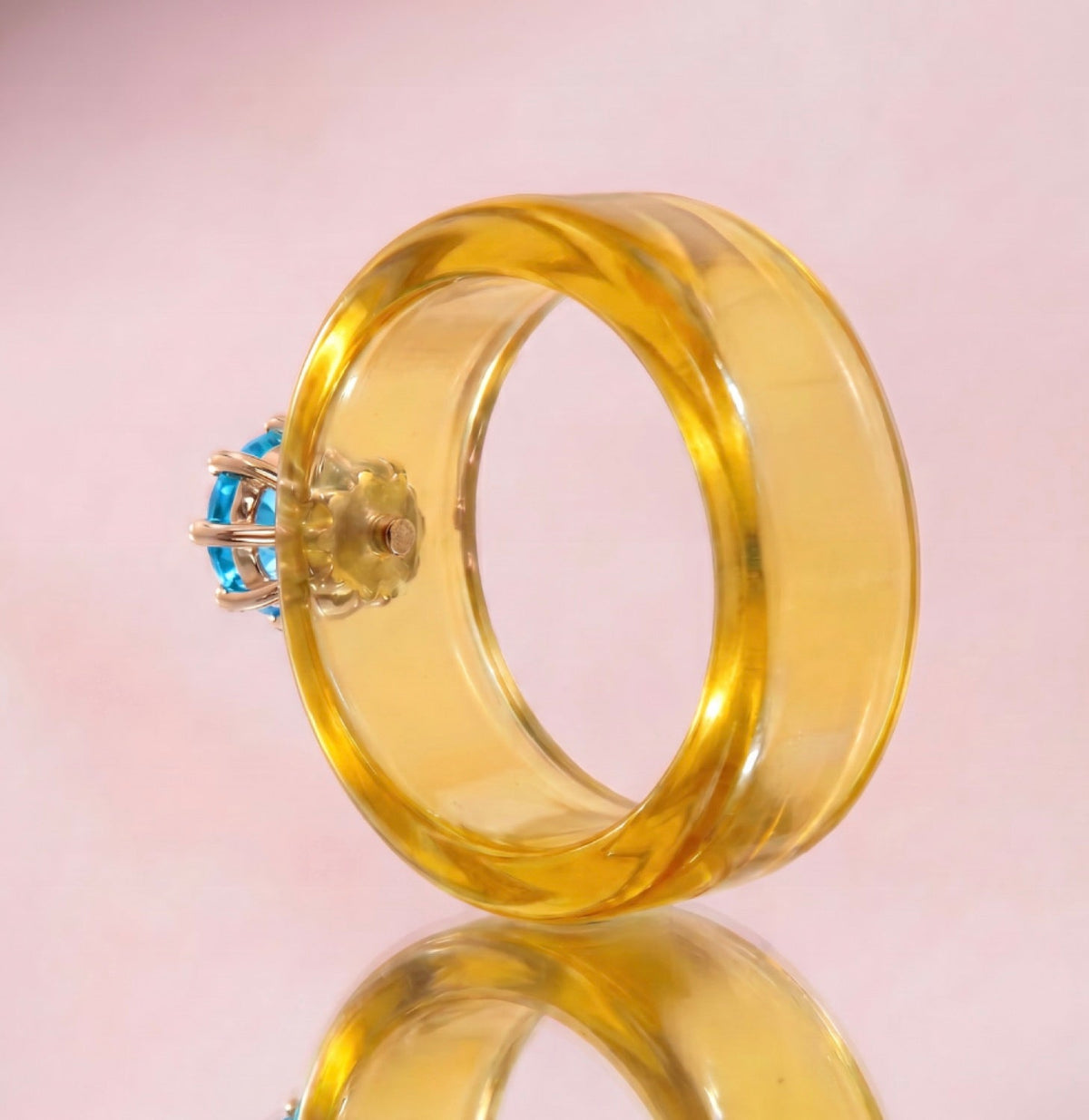Anillo CG de topacio Swiss Blue y resina amarilla, toma vertical