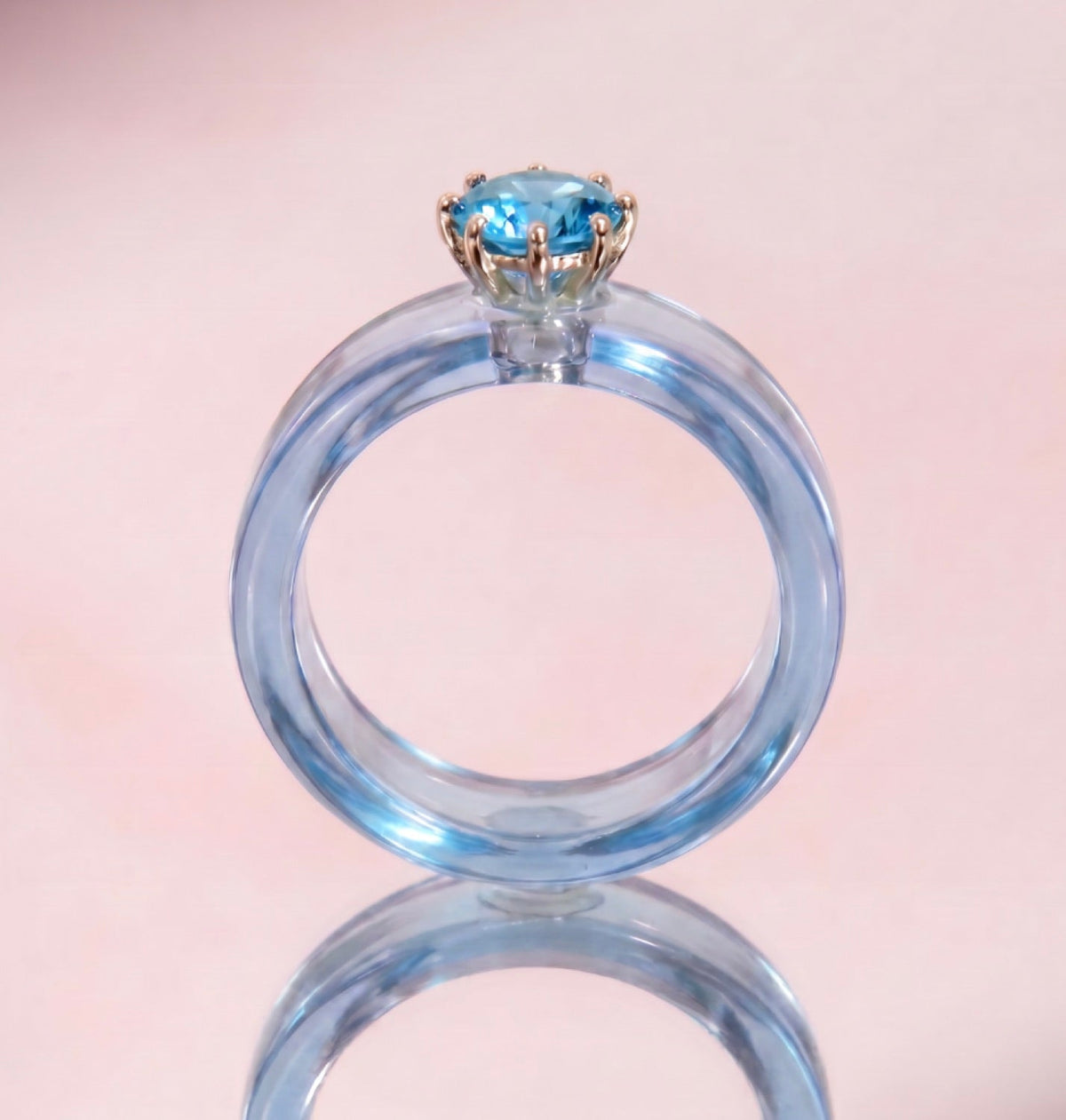 Anillo CG de topacio Swiss Blue y resina celeste, de frente