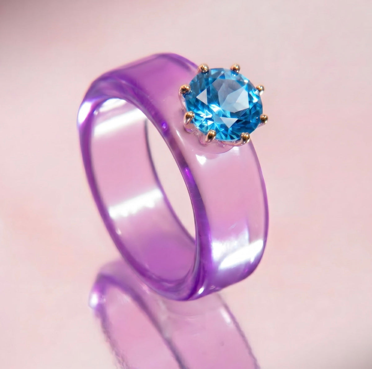 Anillo CG de topacio Swiss Blue y resina morada