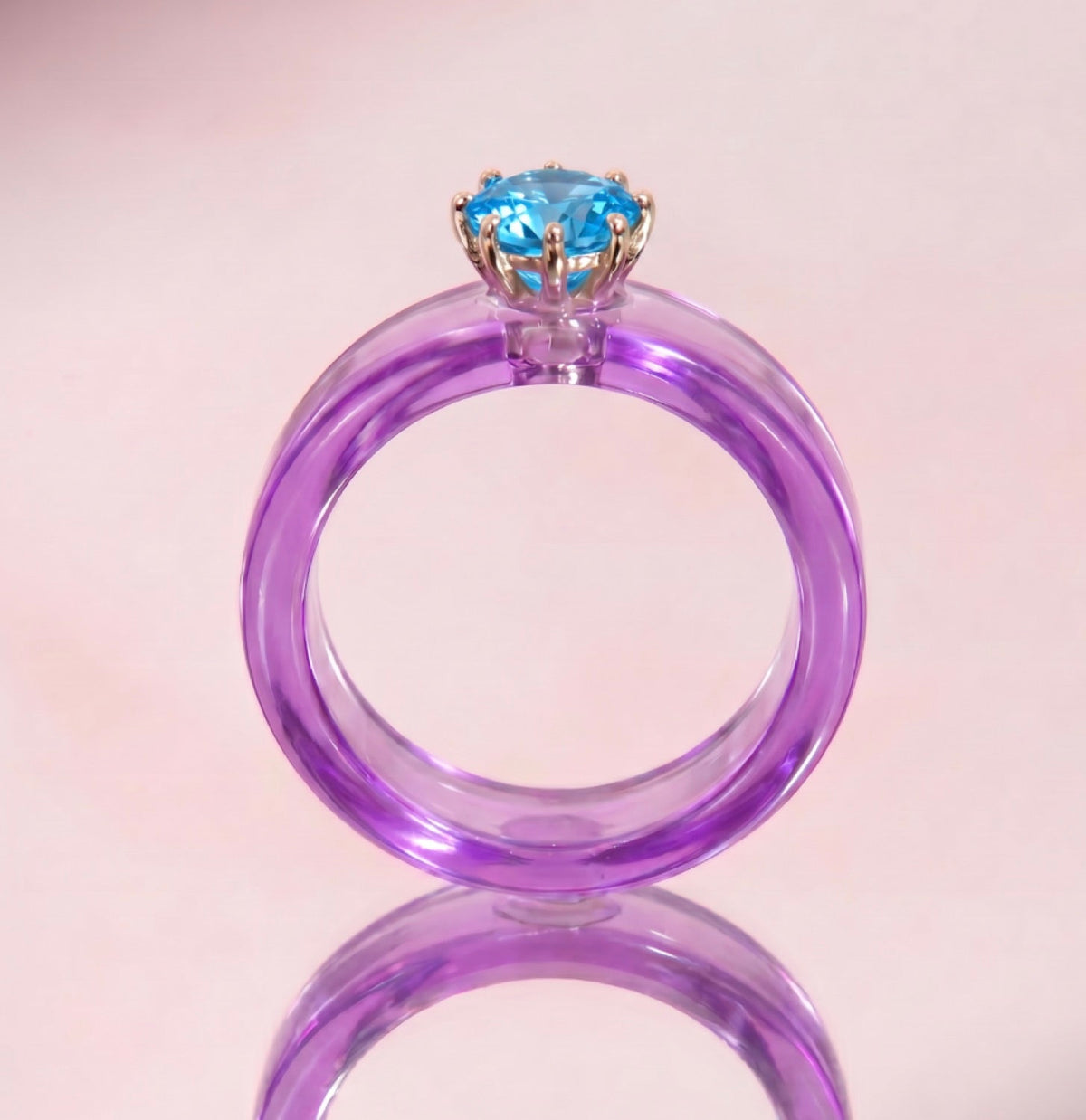 Anillo CG de topacio Swiss Blue y resina morada, de frente