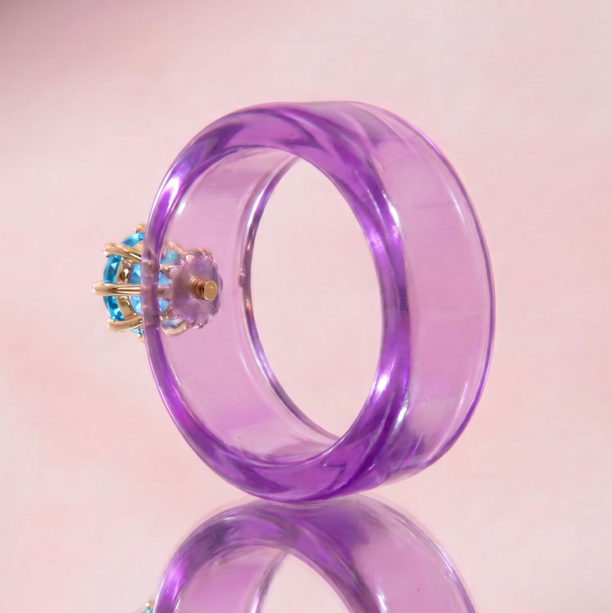 Anillo CG de topacio Swiss Blue y resina morada, toma vertical
