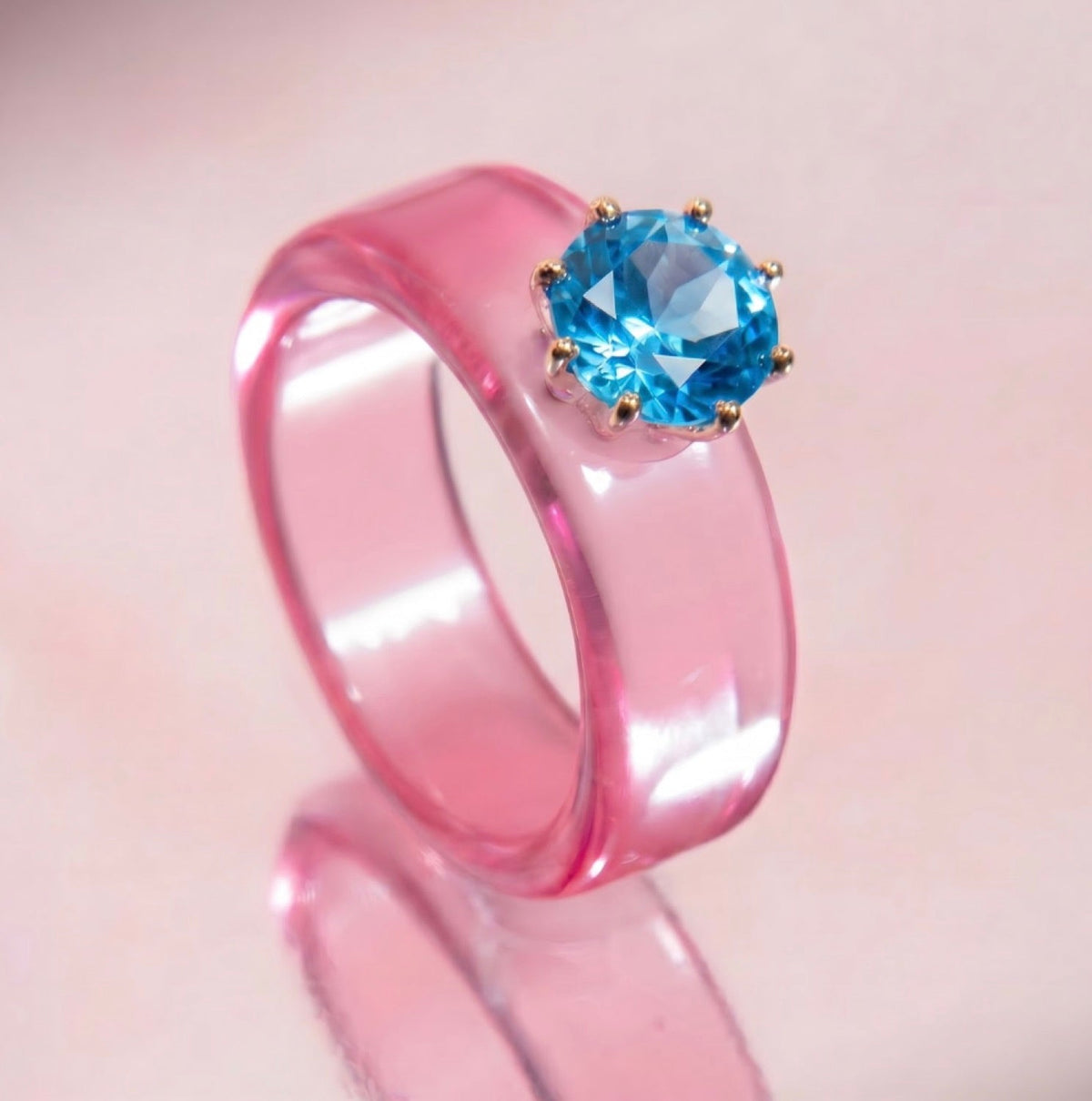 Anillo CG de topacio Swiss Blue y resina rosa