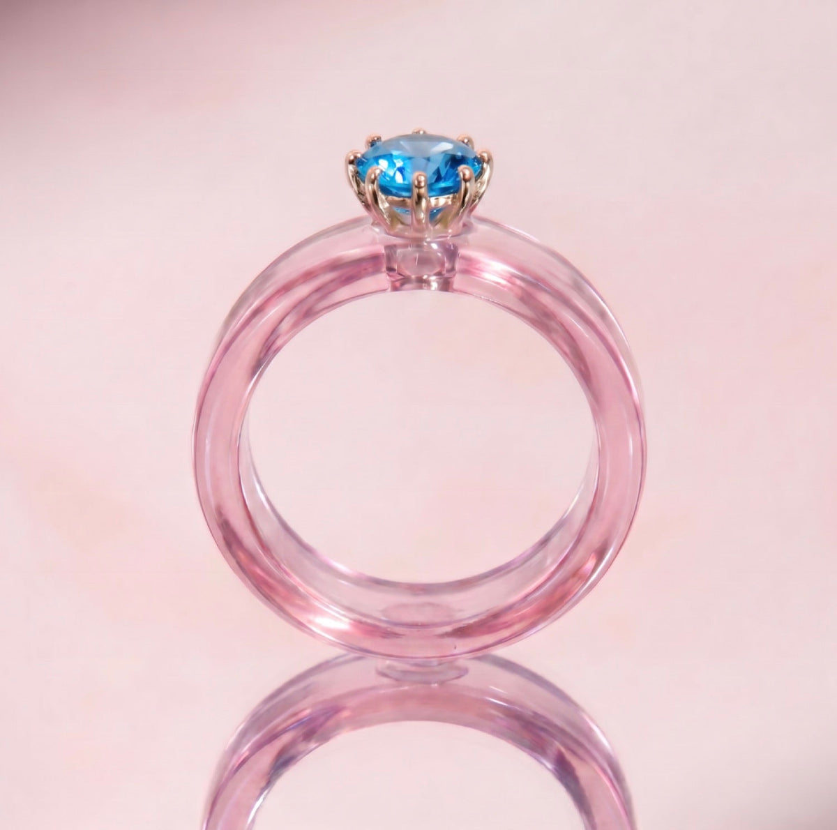 Anillo CG de topacio Swiss Blue y resina rosa, de frente