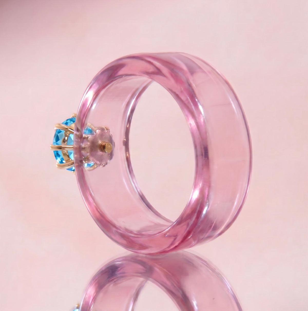 Anillo CG de topacio Swiss Blue y resina rosa, toma vertical
