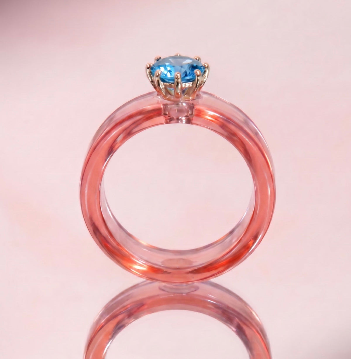 Anillo CG de topacio Swiss Blue y resina salmón, de frente
