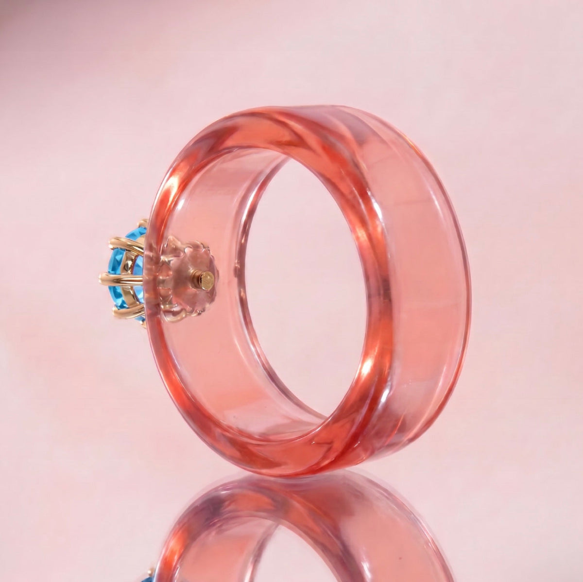 Anillo CG de topacio Swiss Blue y resina salmón, toma vertical