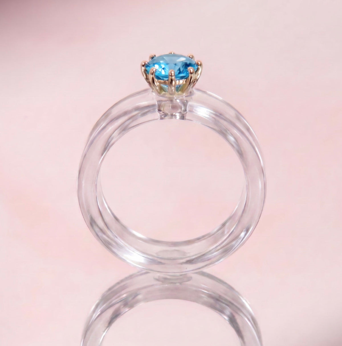 Anillo CG de topacio Swiss Blue y resina transparente, de frente