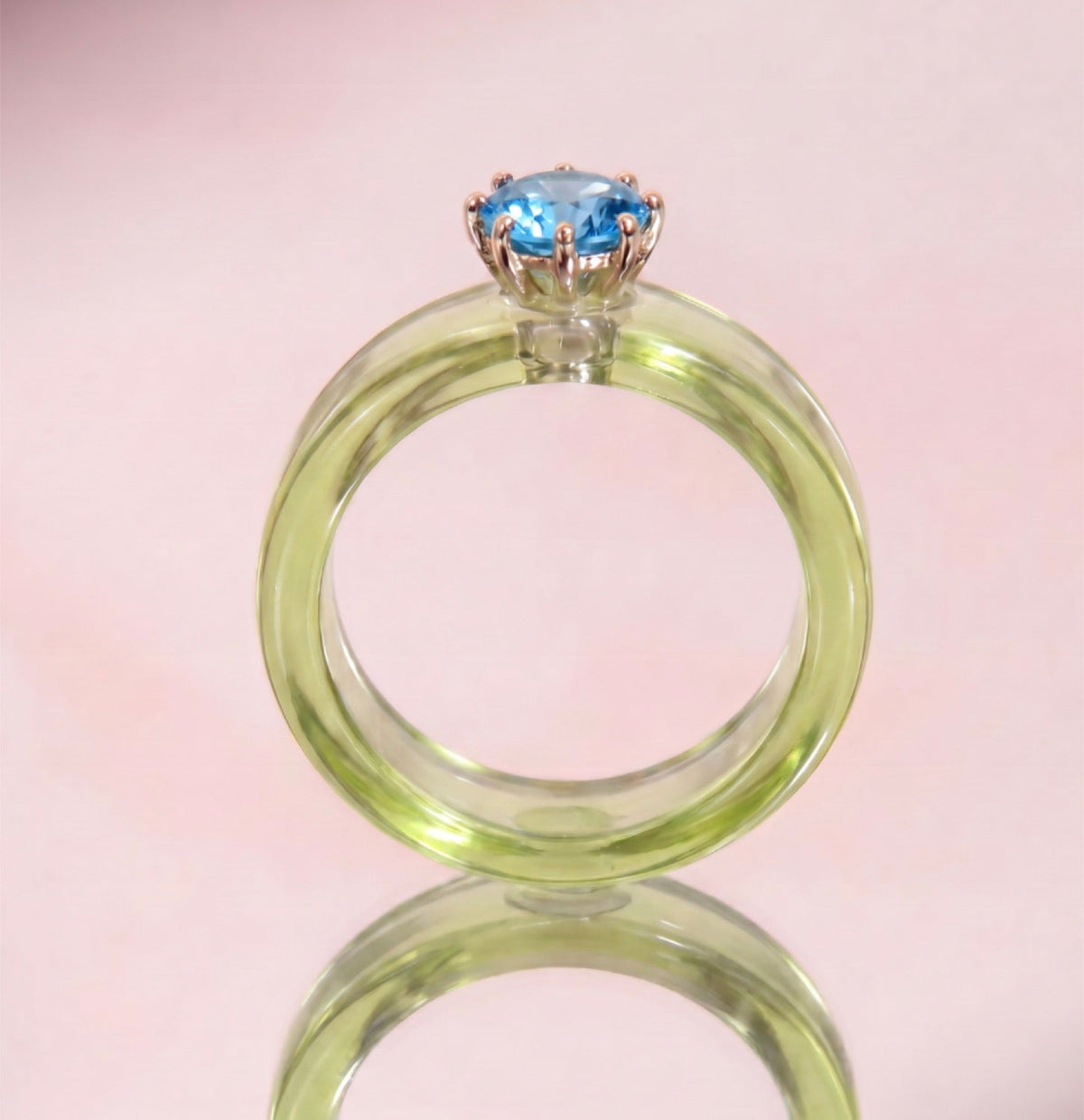 Anillo CG de topacio Swiss Blue y resina verde, de frente