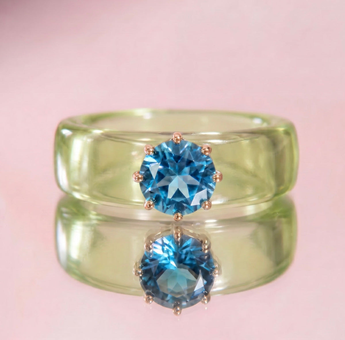 Anillo CG de topacio Swiss Blue y resina verde, vista trasera