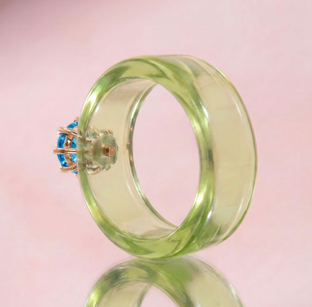 Anillo CG de topacio Swiss Blue y resina verde, toma vertical