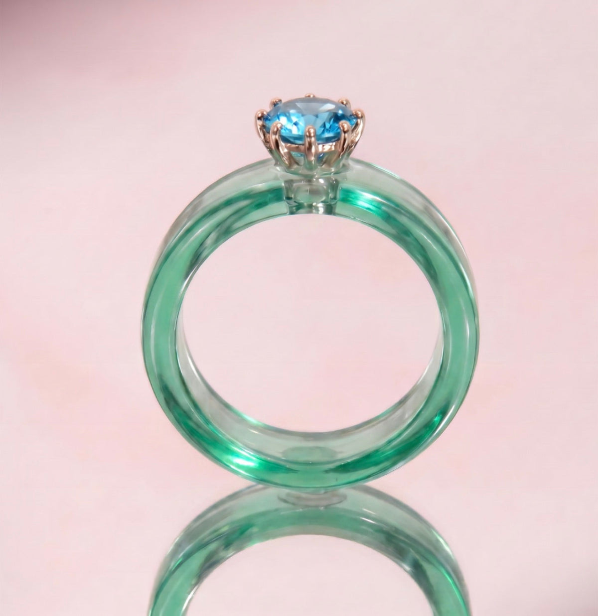Anillo CG de topacio Swiss Blue y resina menta, de frente