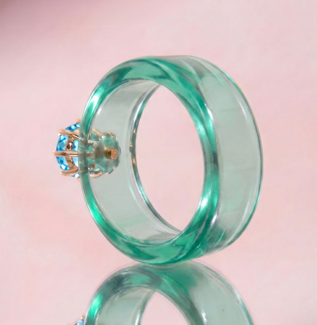 Anillo CG de topacio Swiss Blue y resina menta, toma vertical