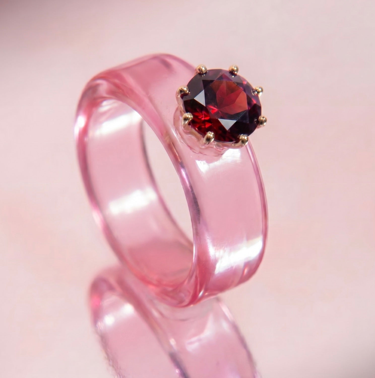 Anillo CG en tonos rosas
